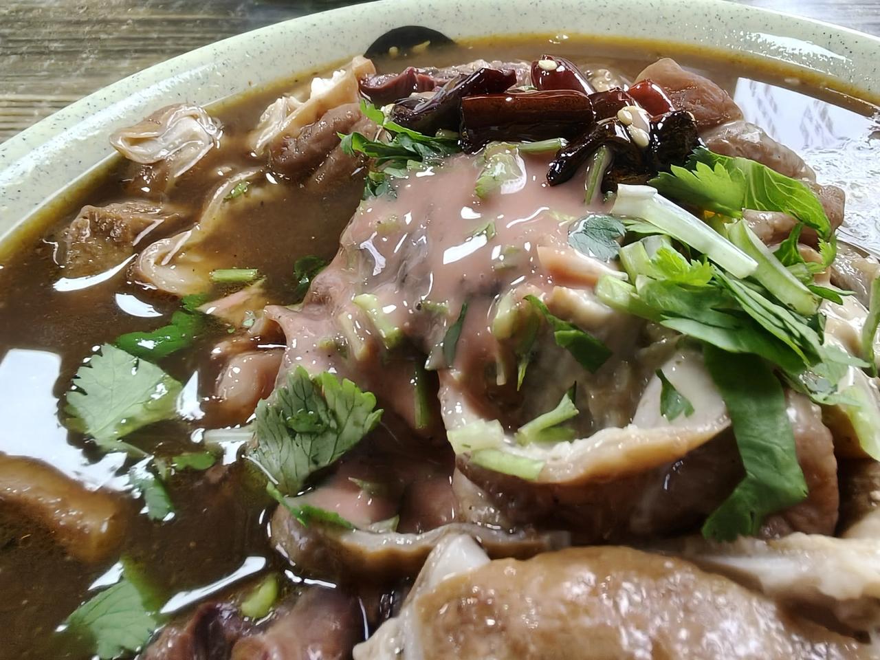 这就是北京传说中的卤煮我26。到君堂北门。这样刚才只有在这个地方才能有这种吃法