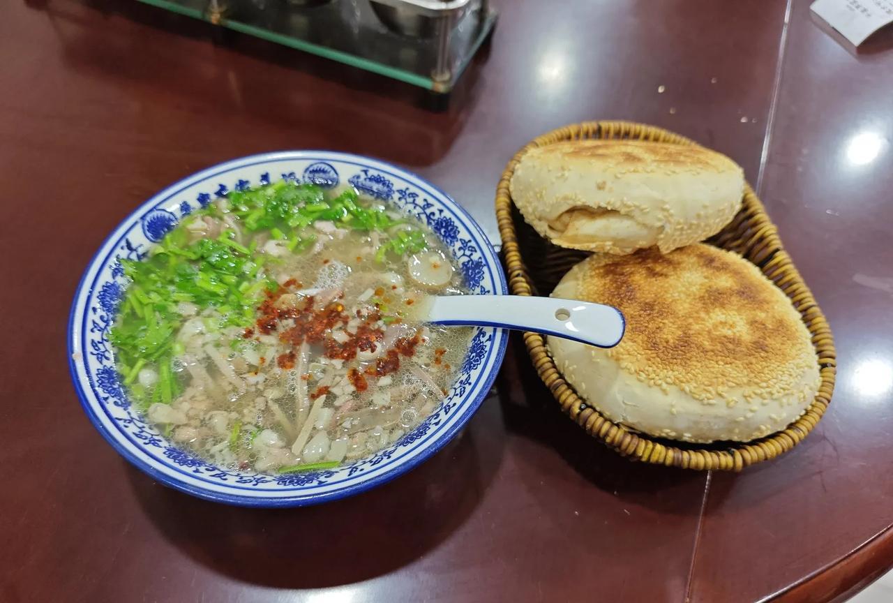 今天天凉，专门去吃平泉羊汤。味道确实不错，烧饼也好吃，中间还可以加汤。