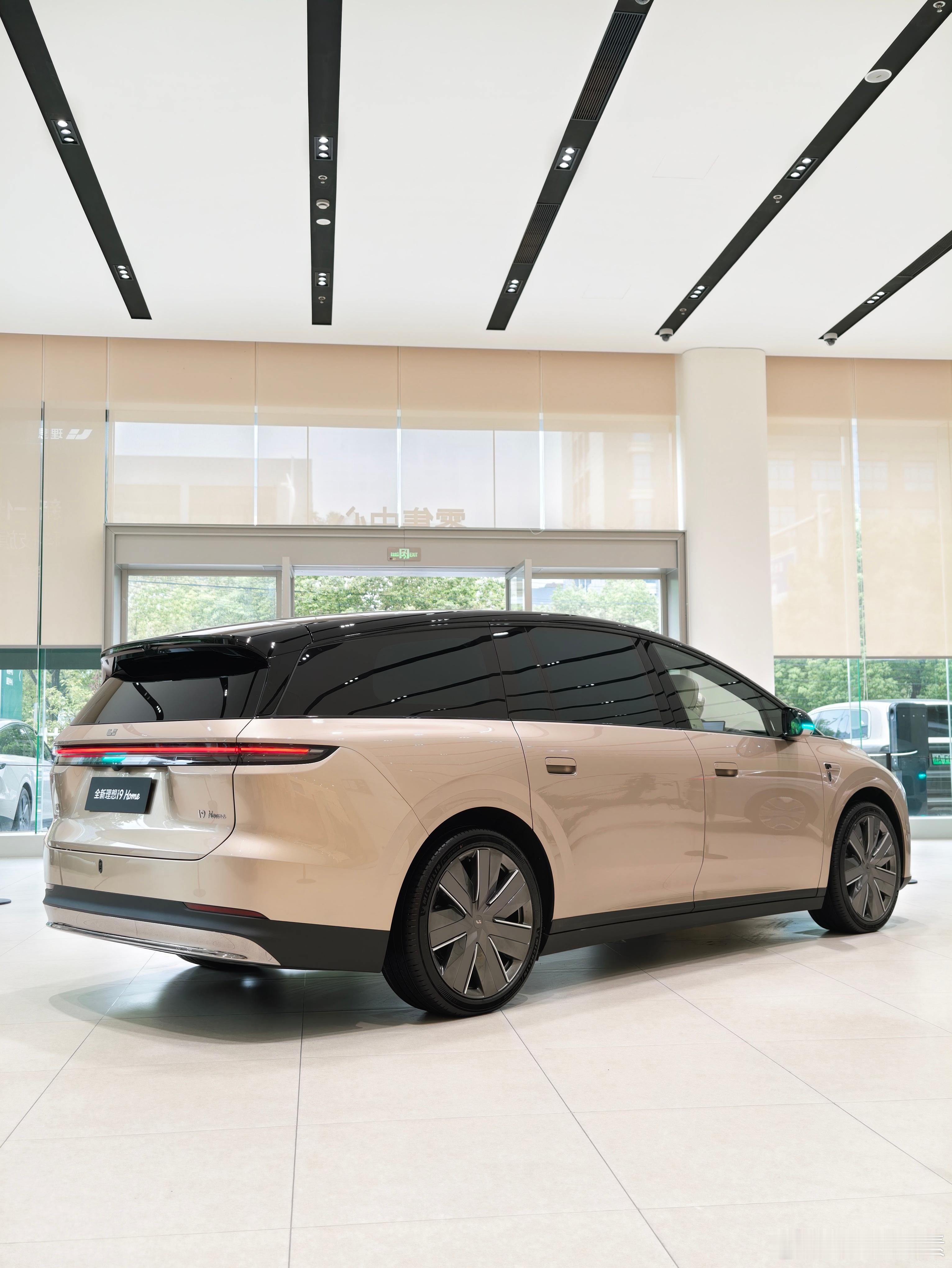 去展厅看了一下理想i9Home新车，外观上确实跟i8相似，但侧面更显得修