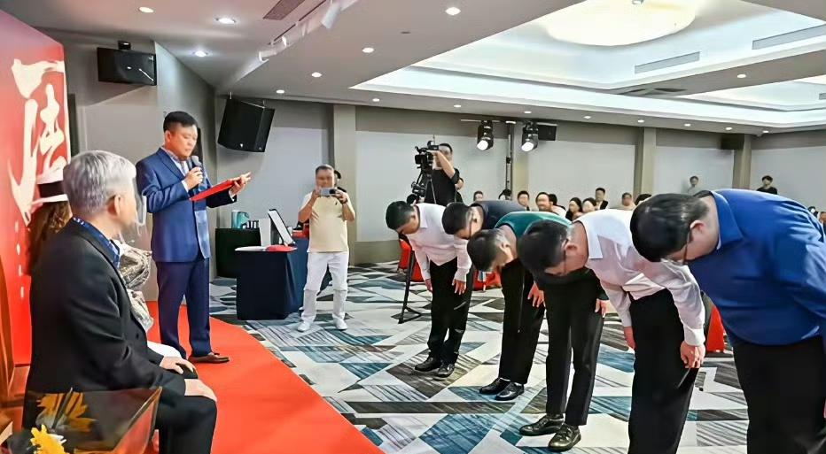 周炜在北京摆收徒仪式，一场收了五个，姜昆带着一帮曲艺圈的都来了，阵仗不小。说