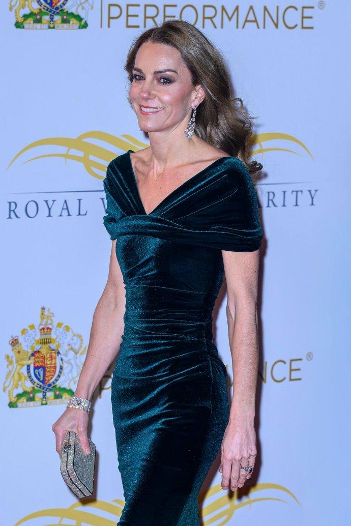 凯特王妃的最新特写照，夜幕之下，美得光彩照人，太有时尚大片感了！11月19日，