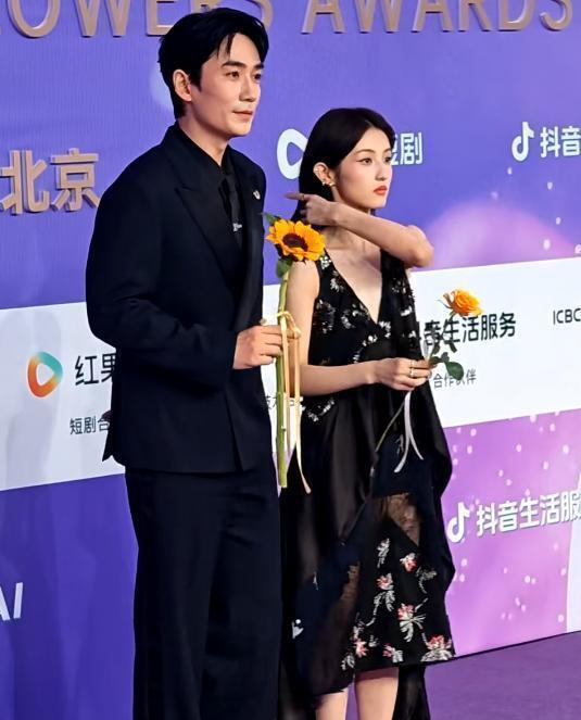 百花红毯生图差距尽显！杨紫肩窄头重脚轻，杨幂副乳略显尴尬，宋佳黑丝透视装抢镜