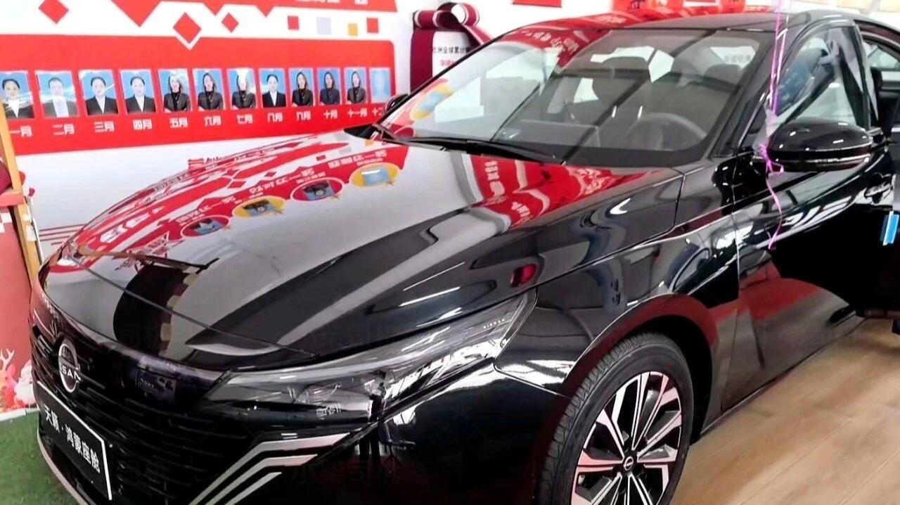 这两款车该怎么选呢，好纠结最近试驾天籁鸿蒙座舱和凯美瑞，一个满是黑科技，一个主打