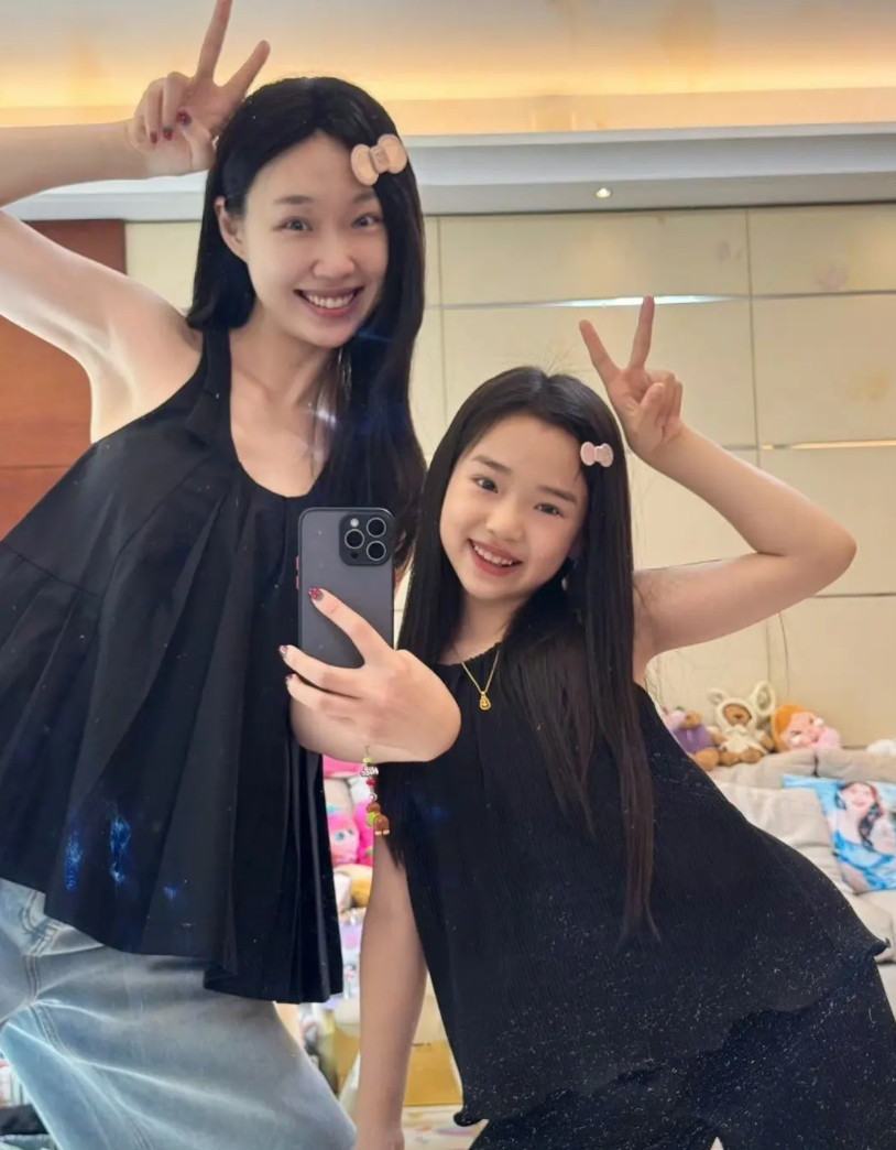 怪不得董璇和新婚老公分开住，看了她的女儿就知道了。官乐和董璇女儿在一起简直是