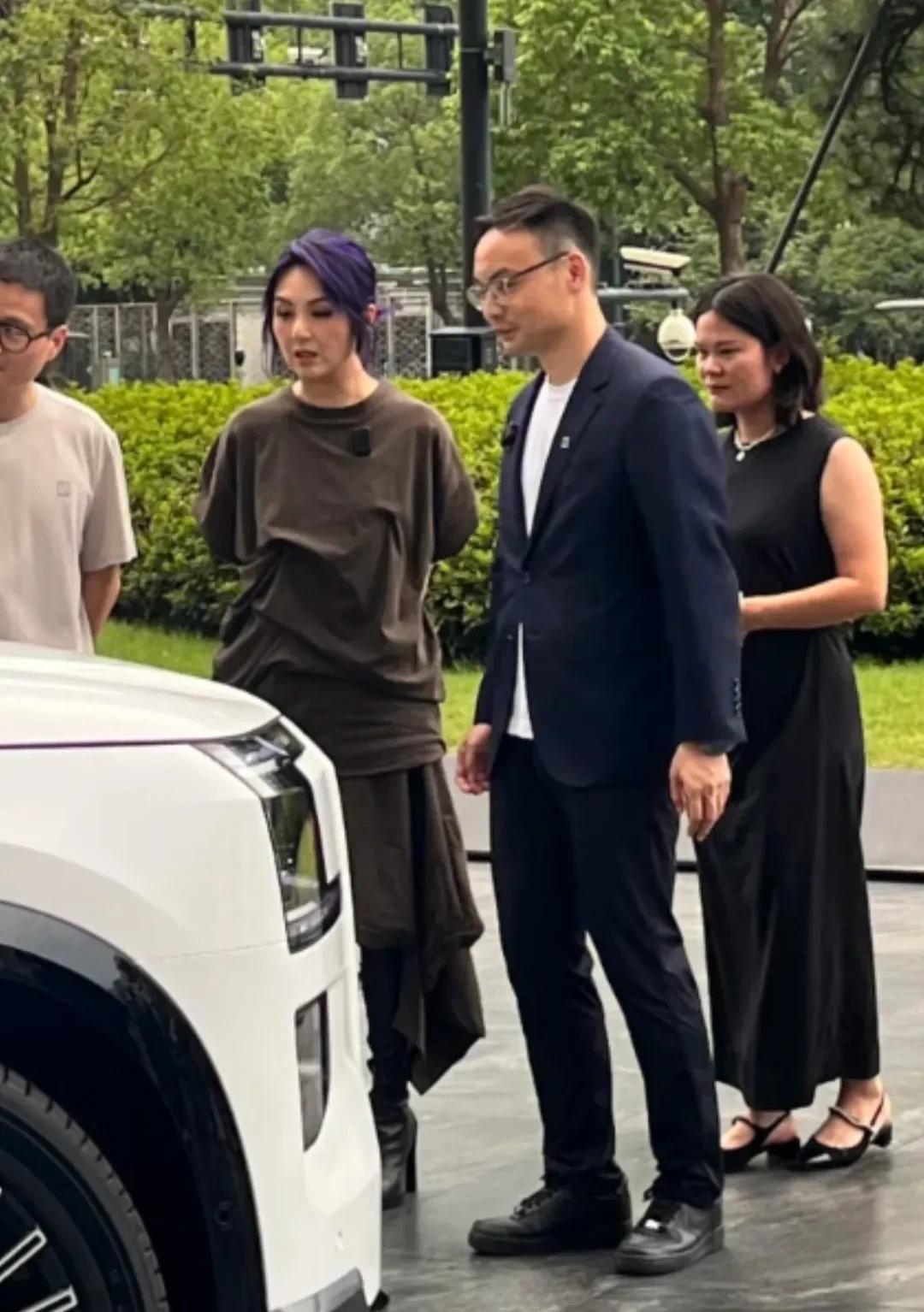 杨千嬅现身杭州，她这是对新能源车动心了吗？在杭州极氪大厦的门前，杨千嬅在工作人