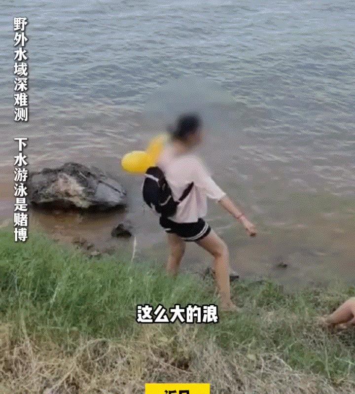 太愚昧了！江西南昌，一男子在水边进行打捞工作时，偶遇一名女子准备带着一名小孩在此