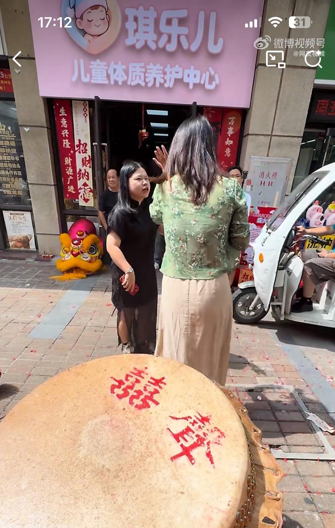 广东一商家新店开业舞狮助兴，却没想到遭遇楼上的小仙女阻挠，开业庆典惨变维权事故现