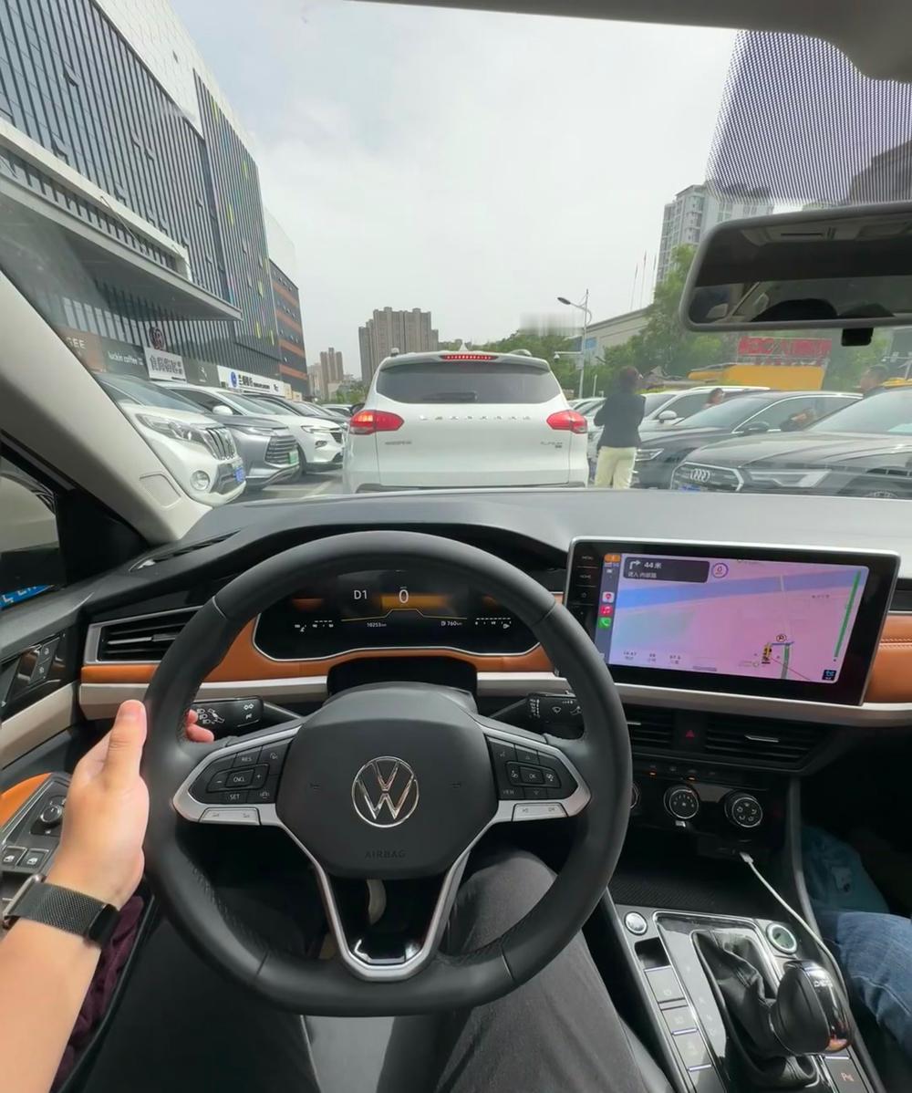 早上赶着送娃上学，同事那辆宝来1.5L在早高峰的车流里，轻踩油门，它悠哉游哉，深