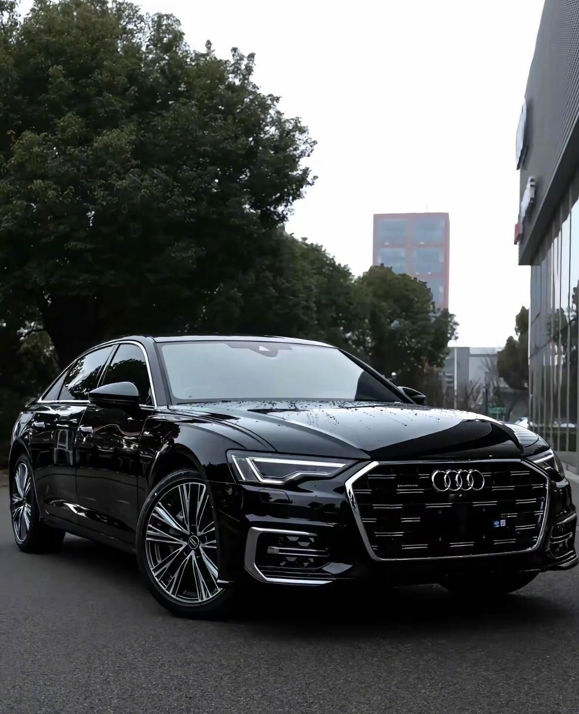 奥迪A6L🚗1️⃣外观：前脸六边形格栅搭配矩阵式LED大灯，科技感与辨识度并存