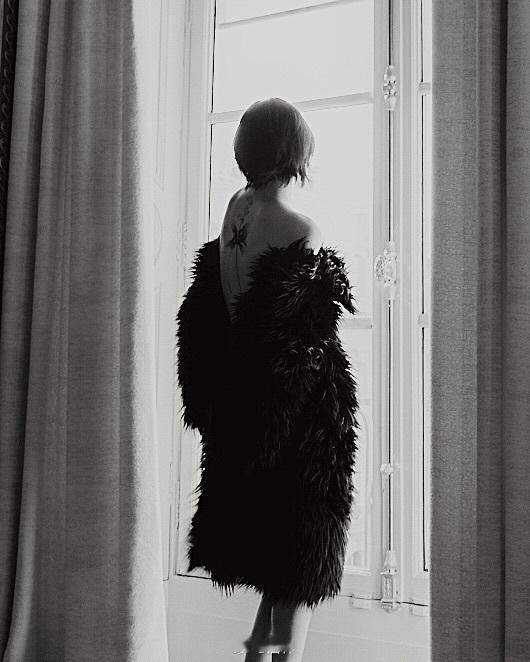 三吉彩花公开后背大纹身29岁模特兼演员的三吉彩花于今日在IG官宣纹身，从颈后到腰