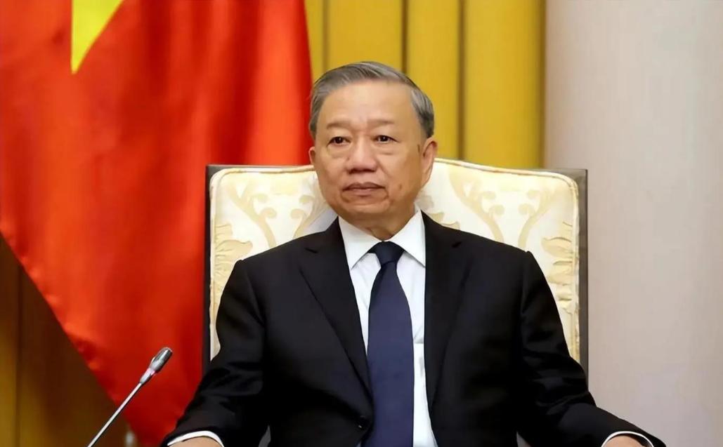 越南政坛即将迎来一场“权力大洗牌”。越共十四大代表们正在紧锣密鼓地选出新一届领导