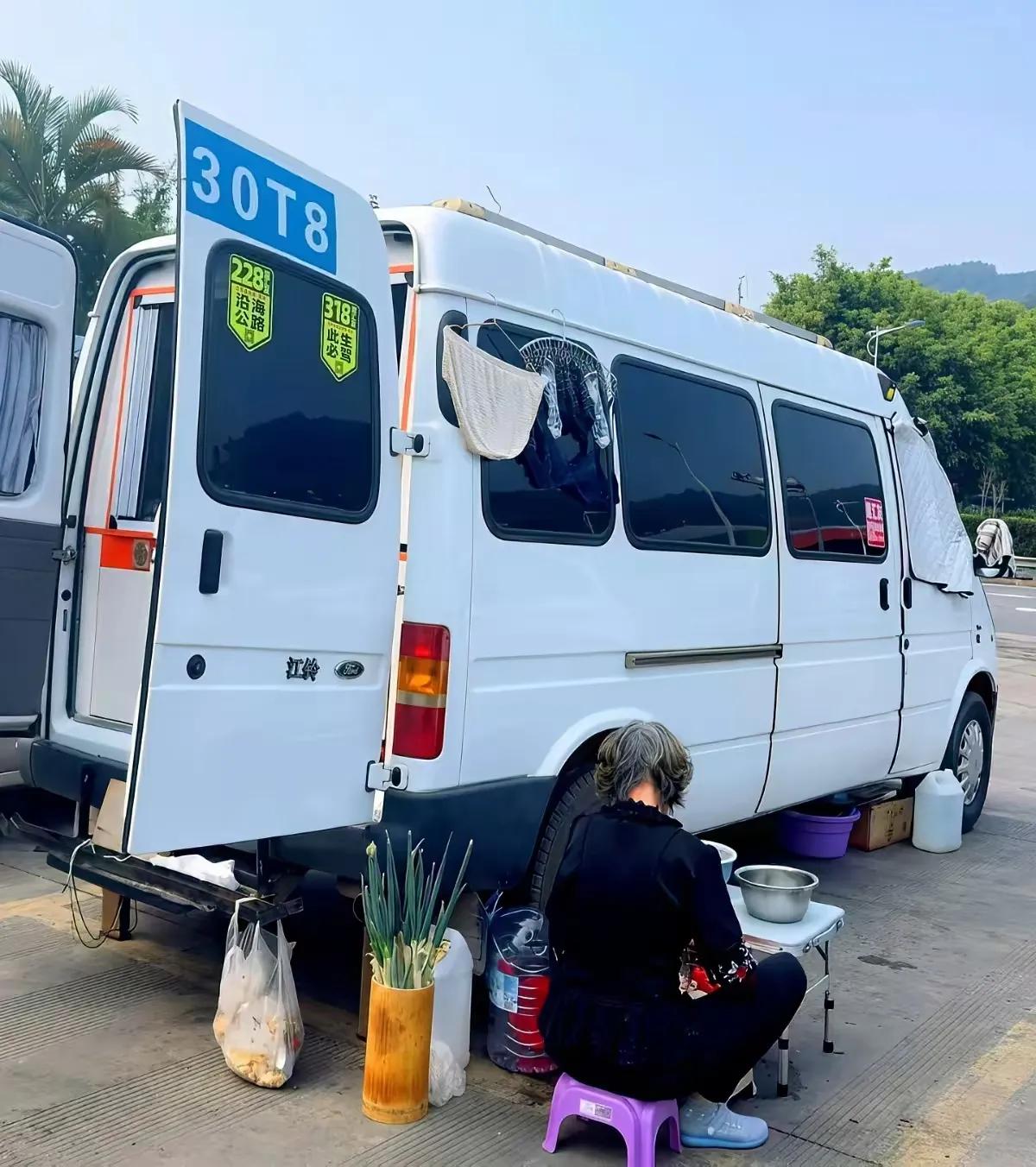 就这些人根本不是自驾游，这一批人是自驾旅居群体，和自驾游不沾边。不进景区，不进城