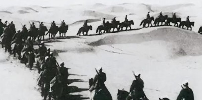 1949年12月，解放军在追击马家军残匪时，司号兵杨忠孝打死了一个穿着与众不同的