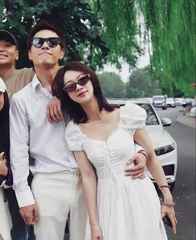 吴谨言和洪尧晒新合照，小两口甜蜜感爆棚。他俩真的超配，郎才女貌的​​​