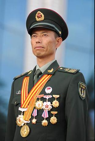 导弹兵王王忠心，1999年开始两次退伍被召回，妻子笑他：“只长胡子，不长职务”！