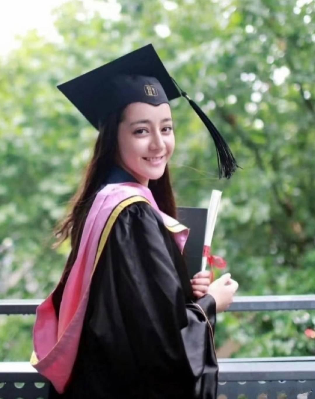 迪丽热巴大学时期的照片网友考古挖出迪丽热巴上海戏剧学院时期大量旧照，掀起回忆杀。