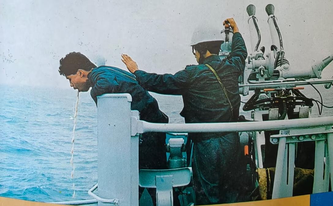 当年海军的艰苦状况，远远超出人们的想象。大型舰艇稀少，小型舰艇占多数，战士们在海