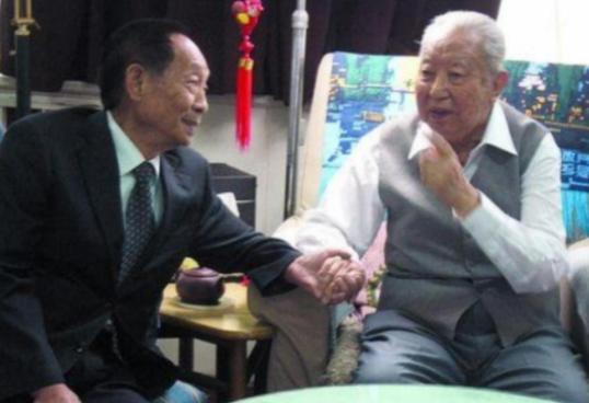 2006年，袁隆平到北京出差时，特意去看了身体欠佳的华国锋，当时华国锋不太愿见客