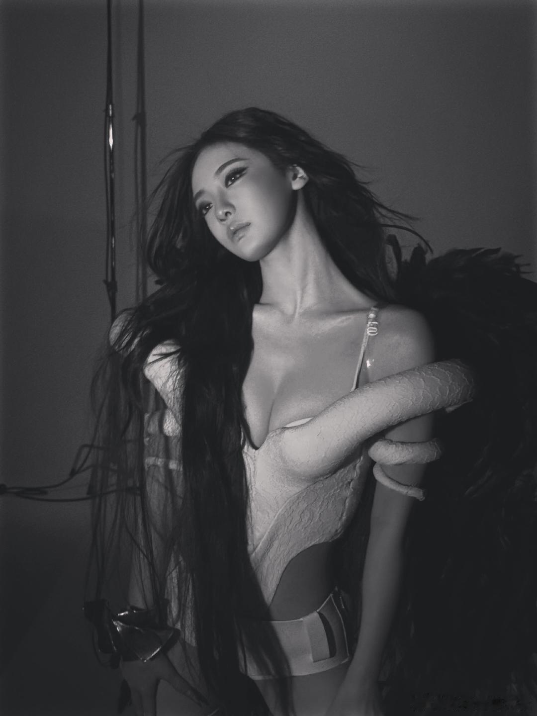 宁艺卓暗黑天使造型宁艺卓这组堕天使造型美到失语！黑白撞色太有张力了，眼神又冷又媚