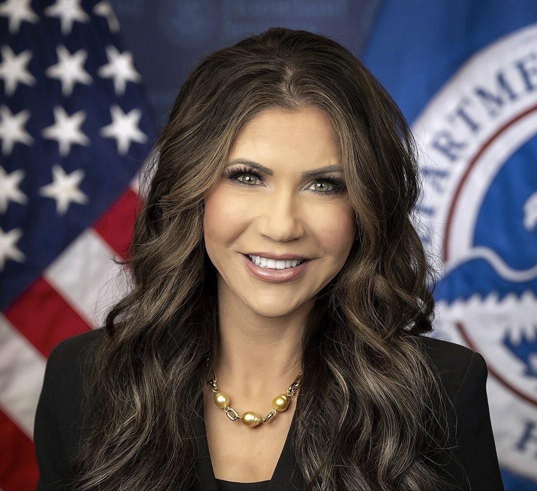 刚刚被特朗普解职的美国国土安全部部长克里斯蒂·诺姆今天发文说：“感谢总统特朗普任