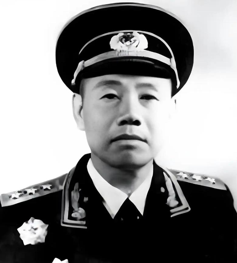 1955年原定授予他大将，最后改授上将，长期在海军任职，晚年犯错被撤职，84岁逝