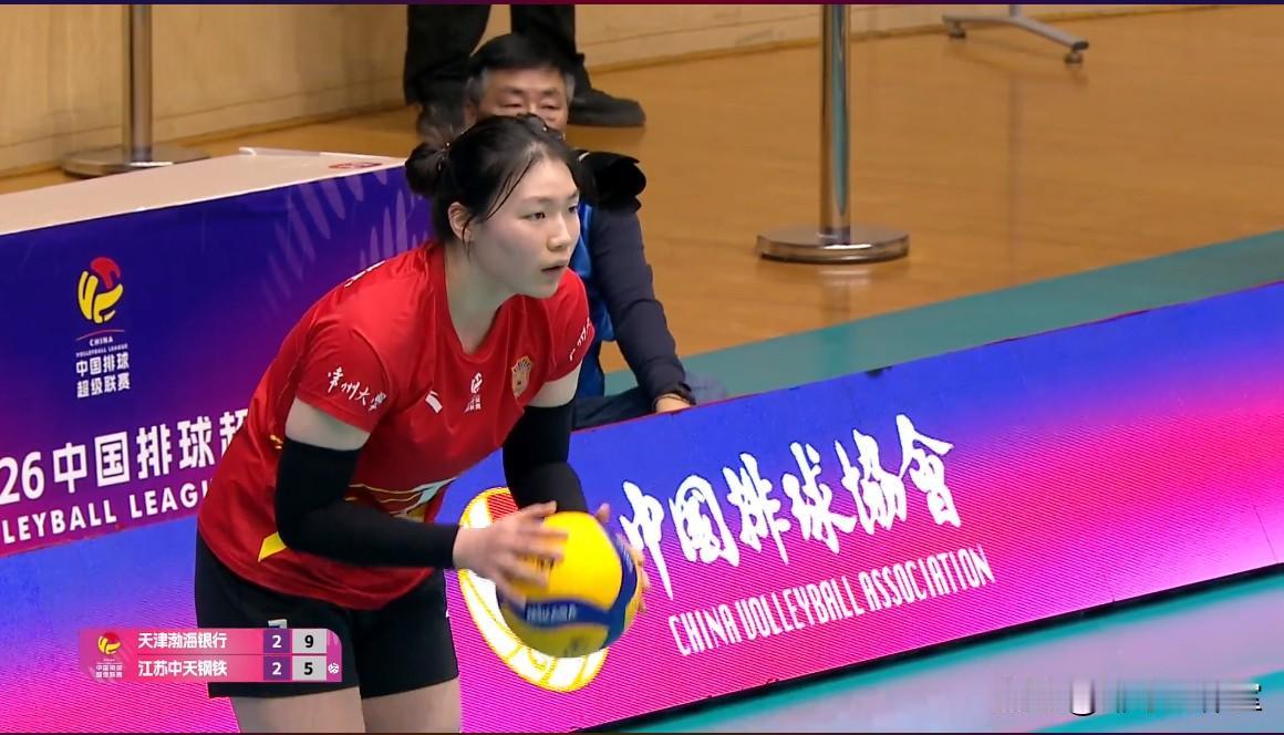 江苏女排在第五局大比分落后的情况下，吴梦洁站了出来，通过吴梦洁的撩高快打，多次超