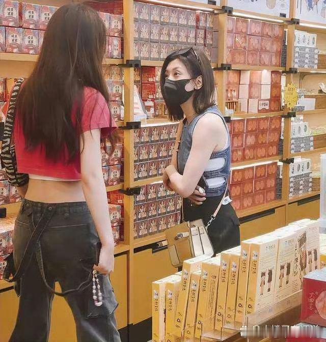 贾静雯逛超市被偶遇，穿露腰背心时髦似少女，50岁看起来就像20岁​​​