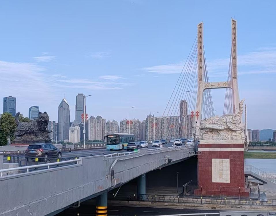 《人体的分生组织》人体内的细胞群与细胞间质，构成了组织。人体有四大组织：1
