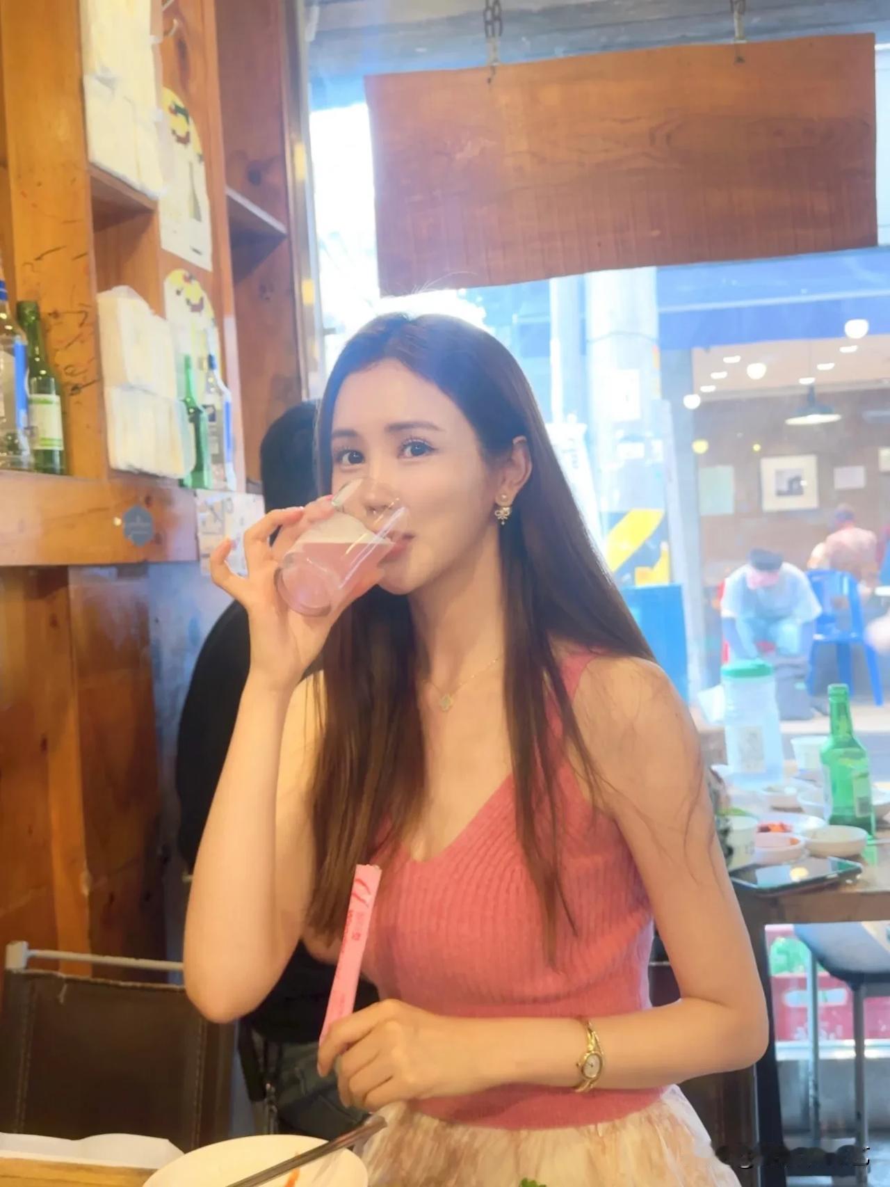 8月，演员李多海在个人Instagram上传了多张照片，并配文“不是啤酒，是有助