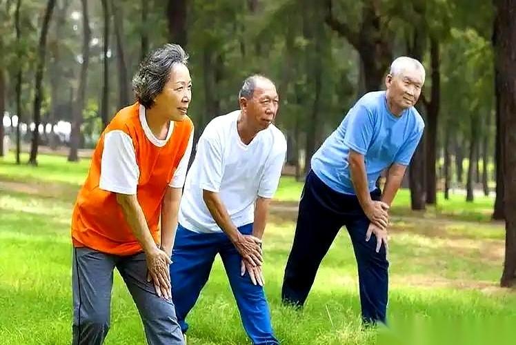 真别把锅都甩给熬夜了。说句扎心的大实话，真正让你老得贼快的，是你每天晚上饭桌上