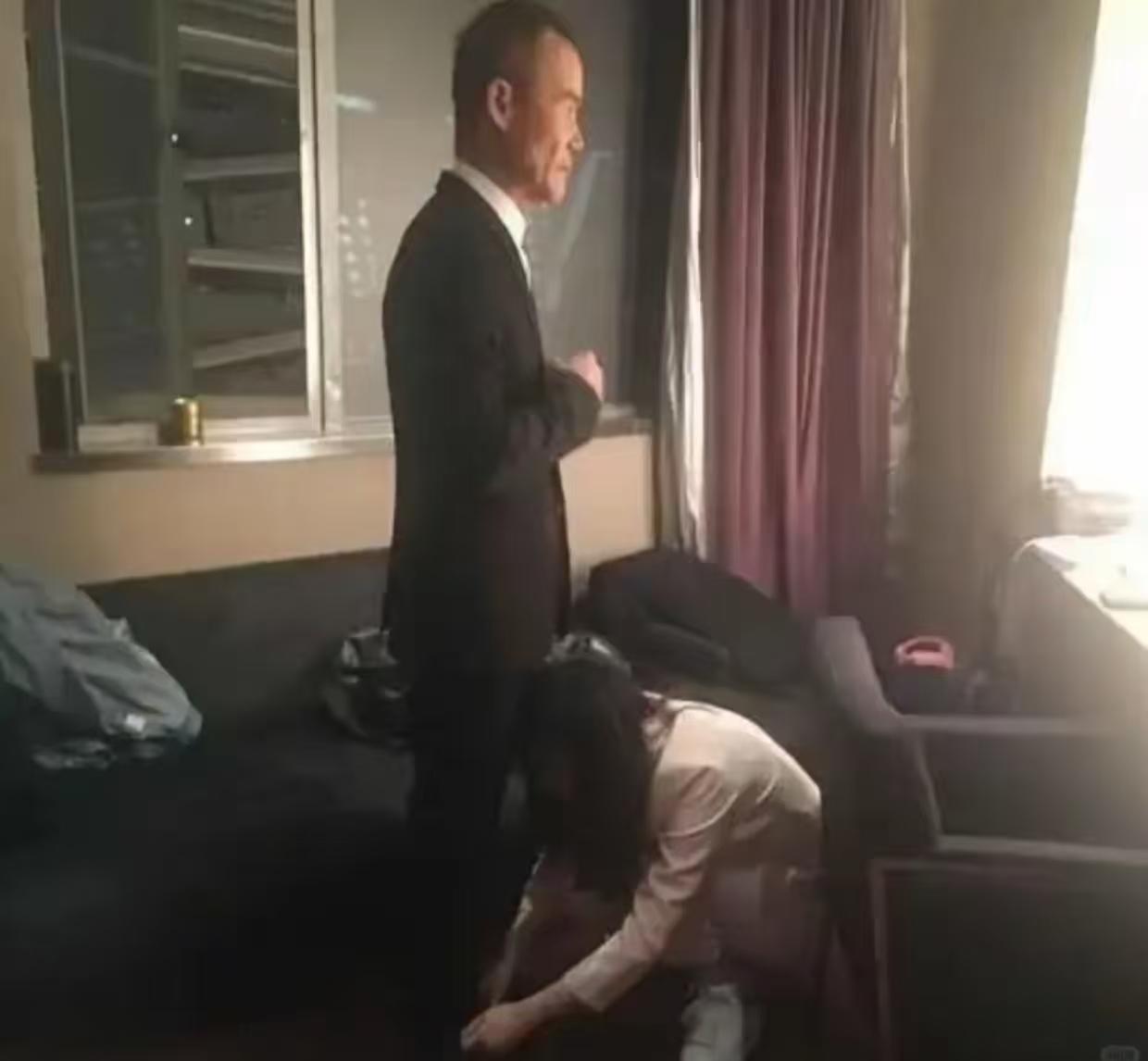 王石如今再看这张照片，应该感慨万分吧。现在是田站着，王给她系鞋带。演员嘛，逢