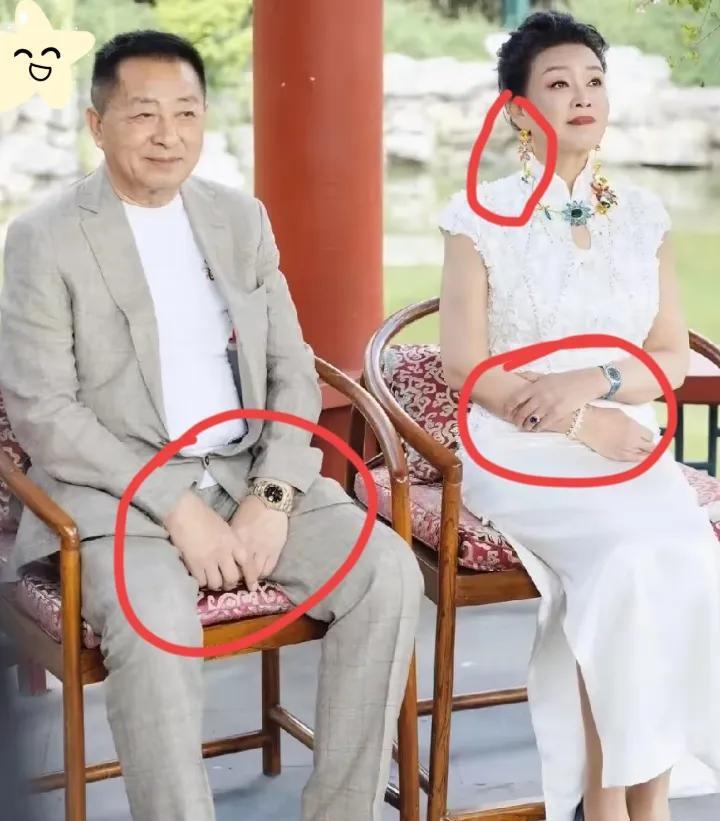 张兰与汪则瀚同框画面曝光，汪大爷这边显得有些不自信了，低着头有些害羞呢。一身西