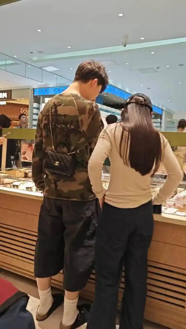 沙溢胡可的大儿子太暖心了，15岁少年陪女同学买蛋糕，主动背包，关键是这身高都超过