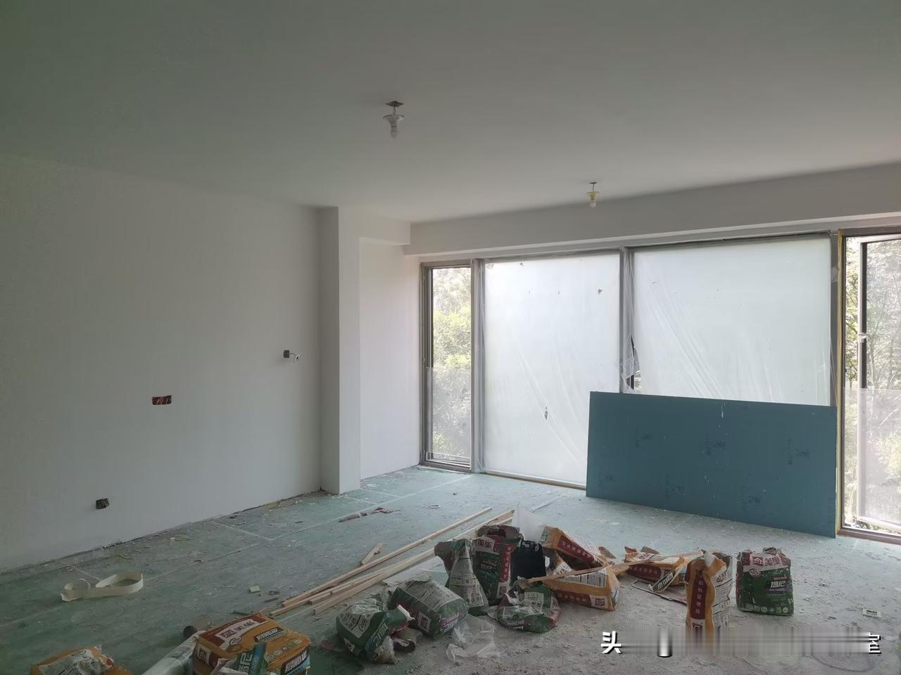 家装阳台是贴砖还是刷漆?阳台贴砖还是刷漆？这个问题呢各有优缺点吧，那咱们就来分析