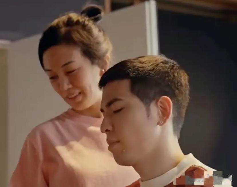 我天！萧敬腾老婆陪他练琴，有一种妈妈陪儿子的感觉，林有惠年龄感太重了……