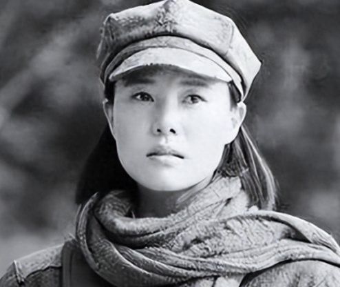 1937年，甘肃一貌美的女红军被敌人抓住，正要拉去砍头。突然，敌军军官叫住了行刑