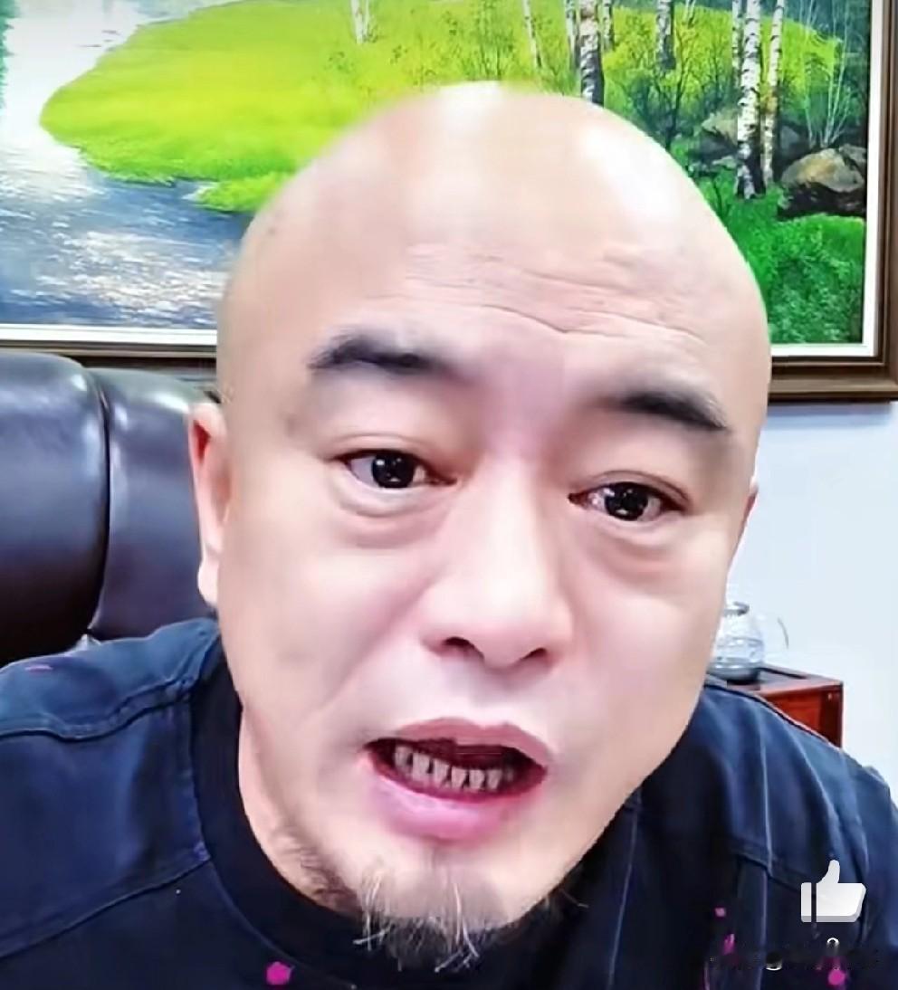 丁老五爆料辛巴目前在香港，头两天还在香港给辛选员工开会，东方阿保正在蹬缝纫机，力