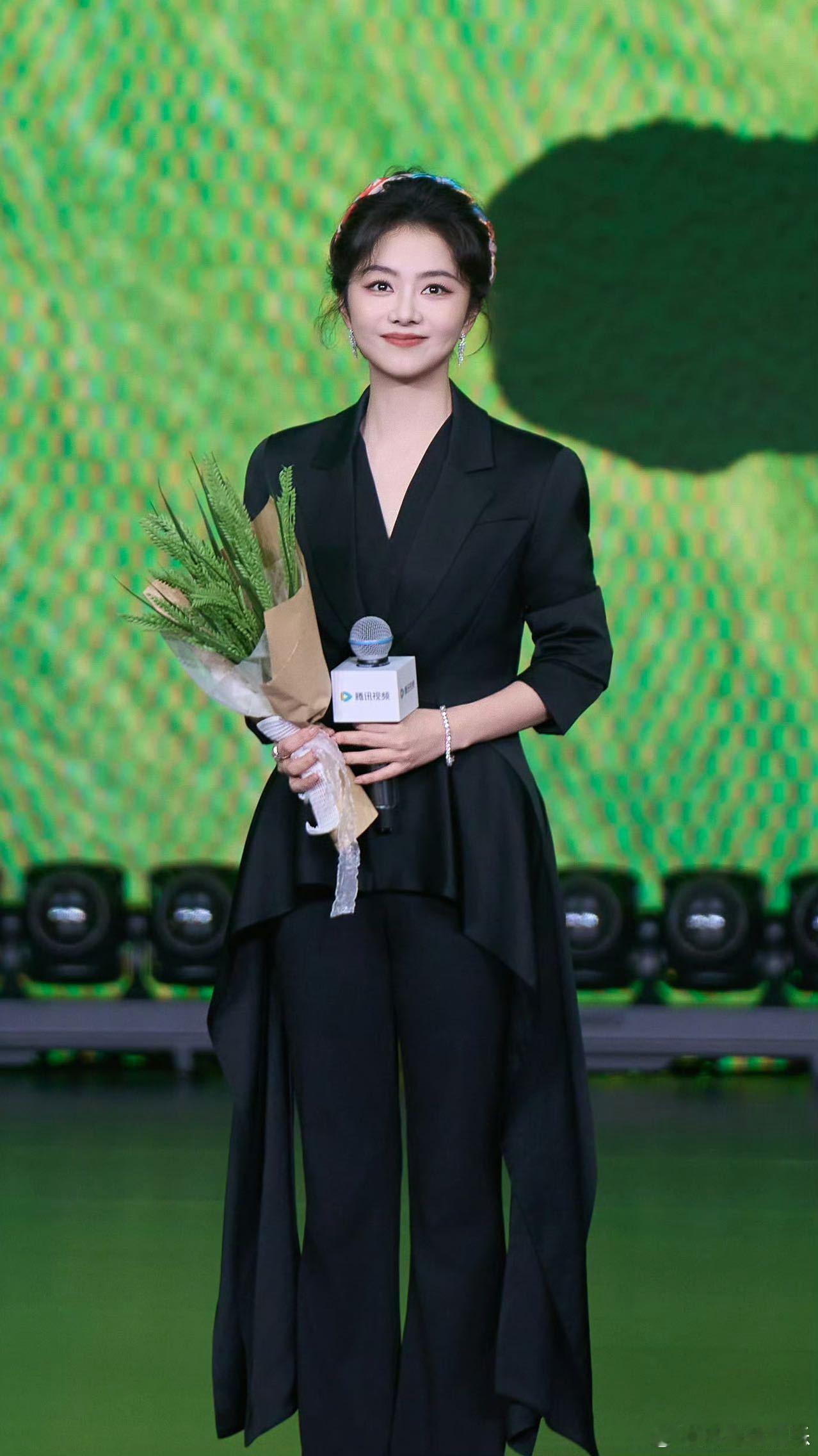谭松韵一天换乘两部剧宣古装权谋+现实法治双赛道并行，谭松韵演技跨度大，两种人设