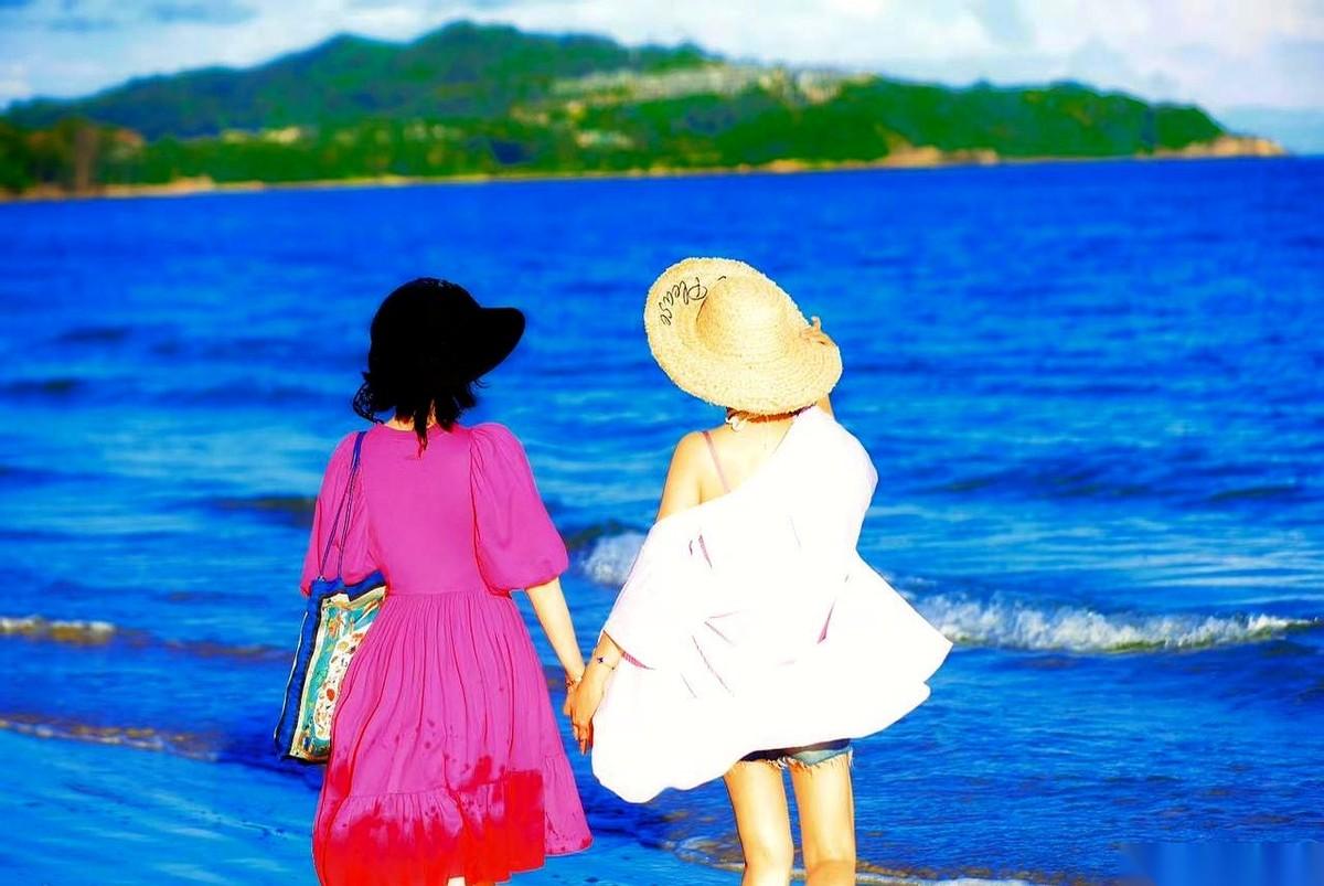 “我让她辞了。”朋友把杯子往桌上轻轻一放，勺子碰在杯壁上，声音很轻。我端着咖