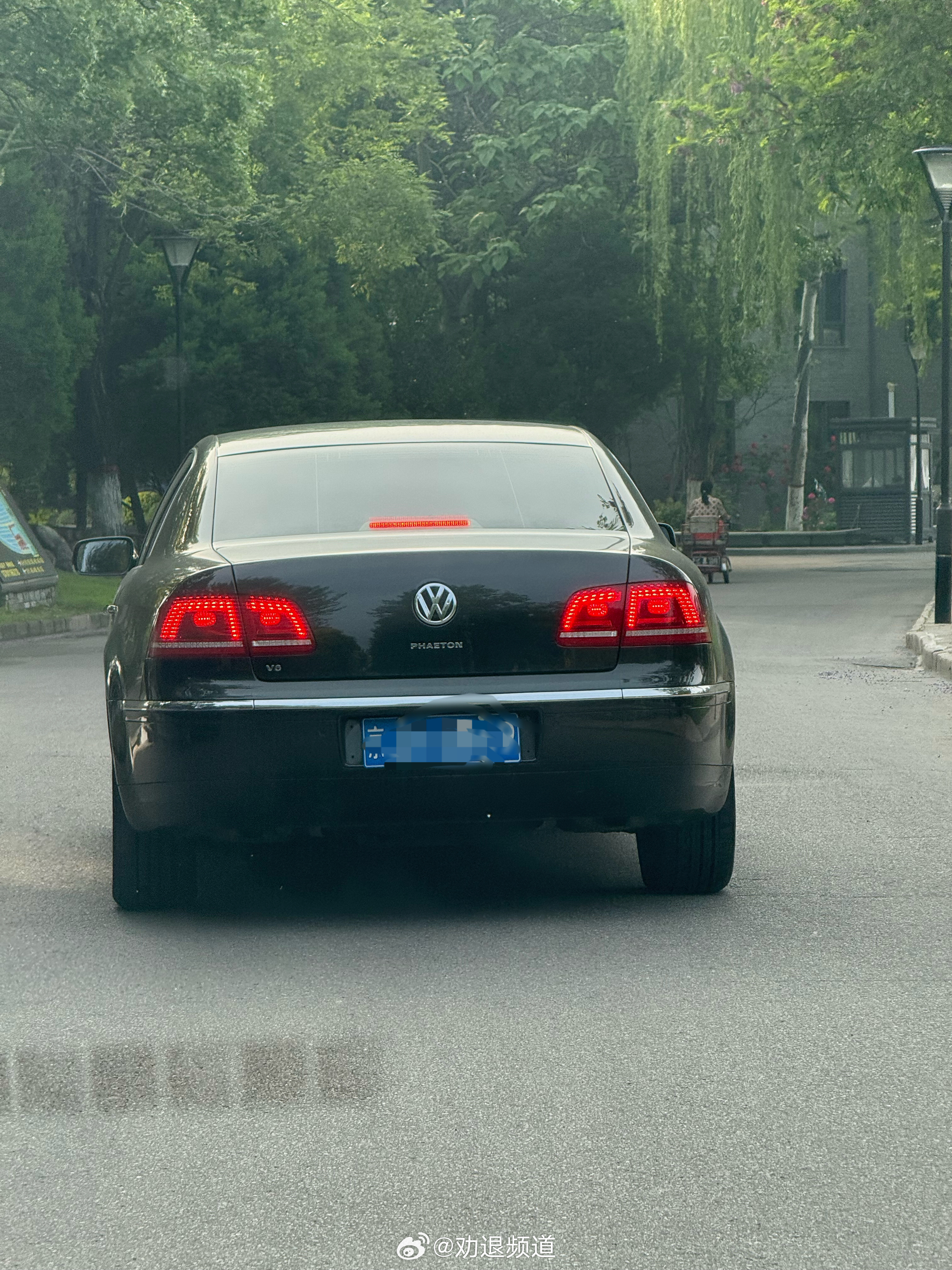 这迈腾真横一点都不让车！不过迈腾怎么还有六个缸呢[doge]​​​