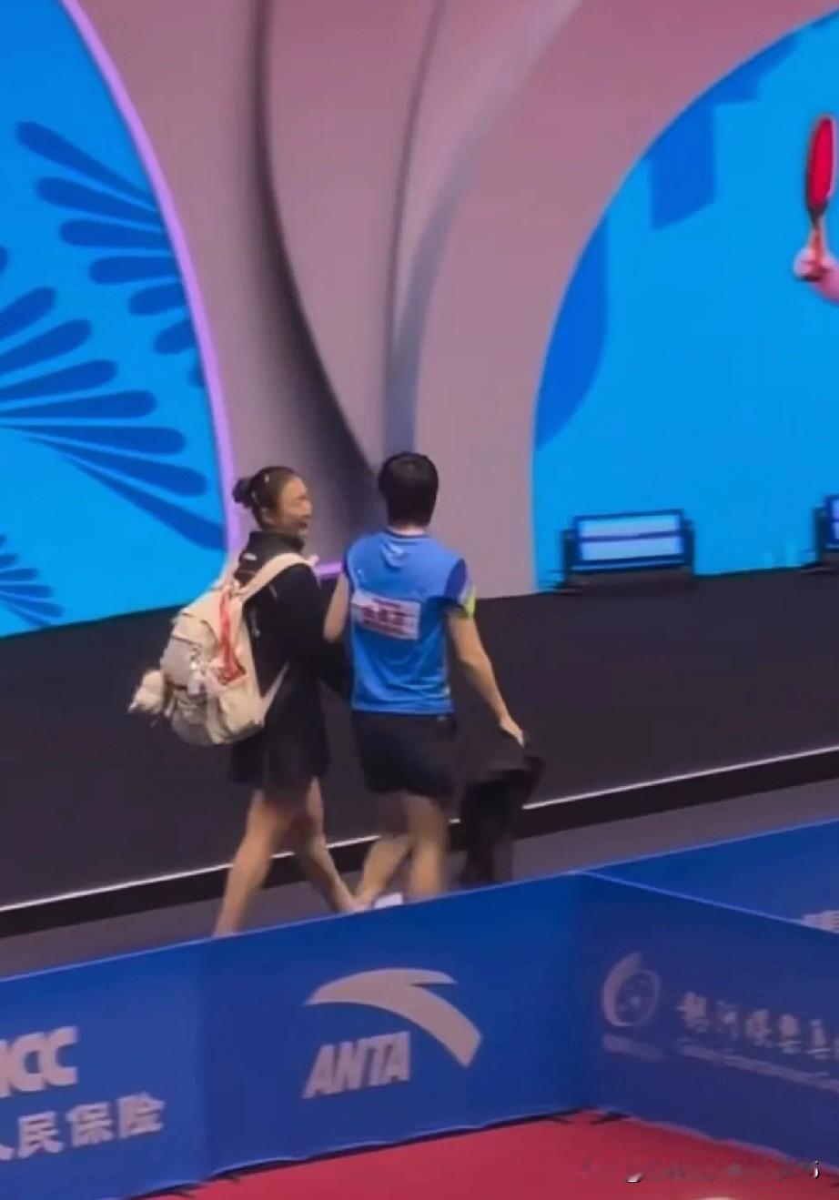 网友赛场直拍：陈梦被曼昱4:0零封，反应挺有意思的！赛后两人都没急着离开，收拾完