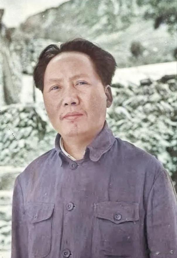 毛主席有一次开会，大家都早早的来到会议室，毛主席随后就到了，主席看大家比较严肃，