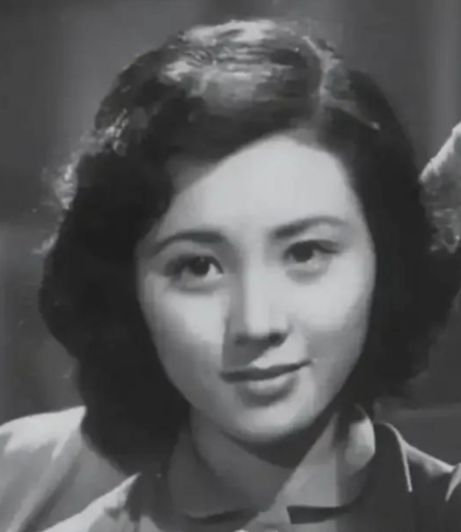 1942年，一女八路从来不洗脚，引起了游击队长甄凤山的警惕，他半夜潜入女队员房间