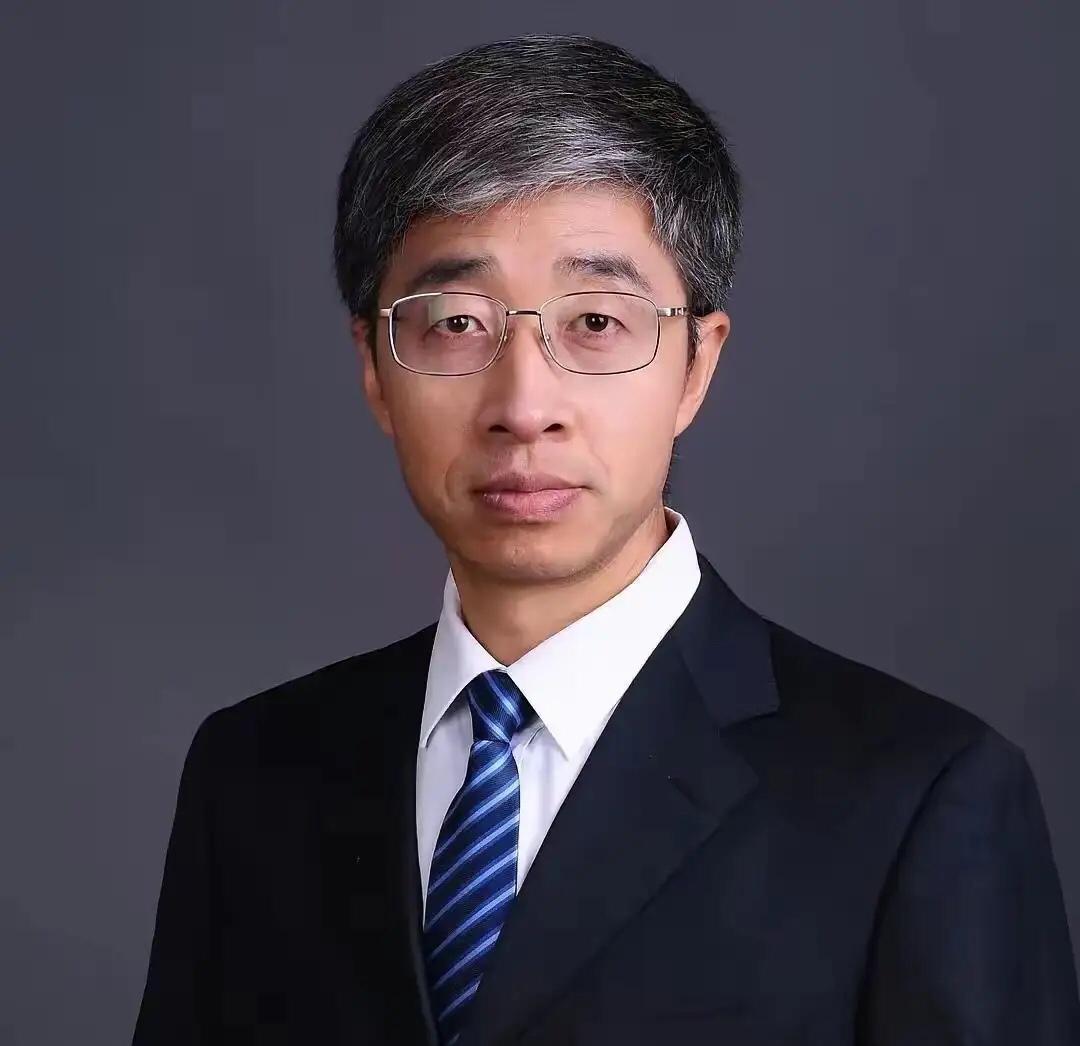 没想到一夜之间火了！北师大副教授陈志新，因为自己的课没有被教务处排上，但又不想浪