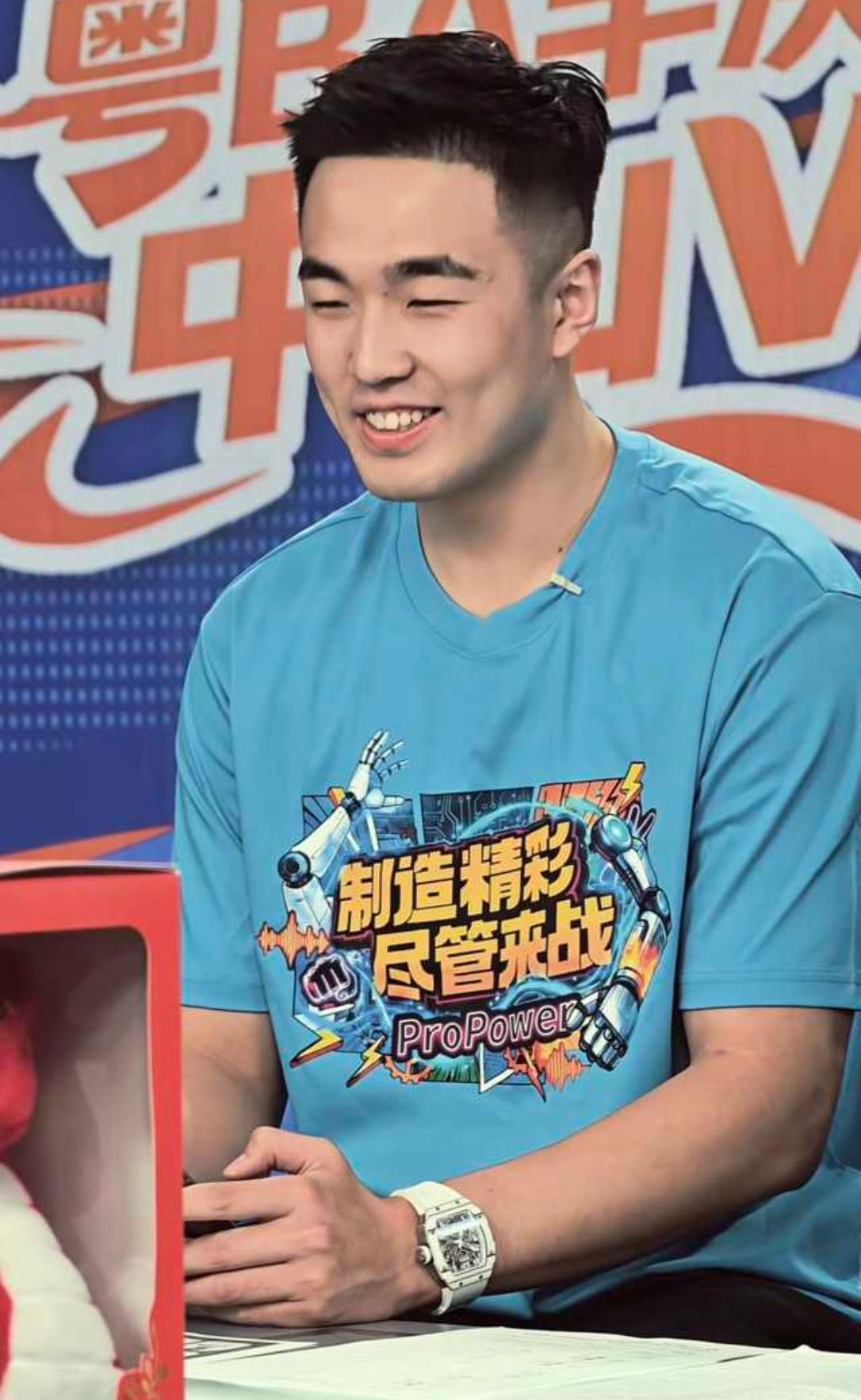 CBA还是太赚钱了，张文逸一个板凳球员戴的手表价格竟然高达三四百万元！广东宏