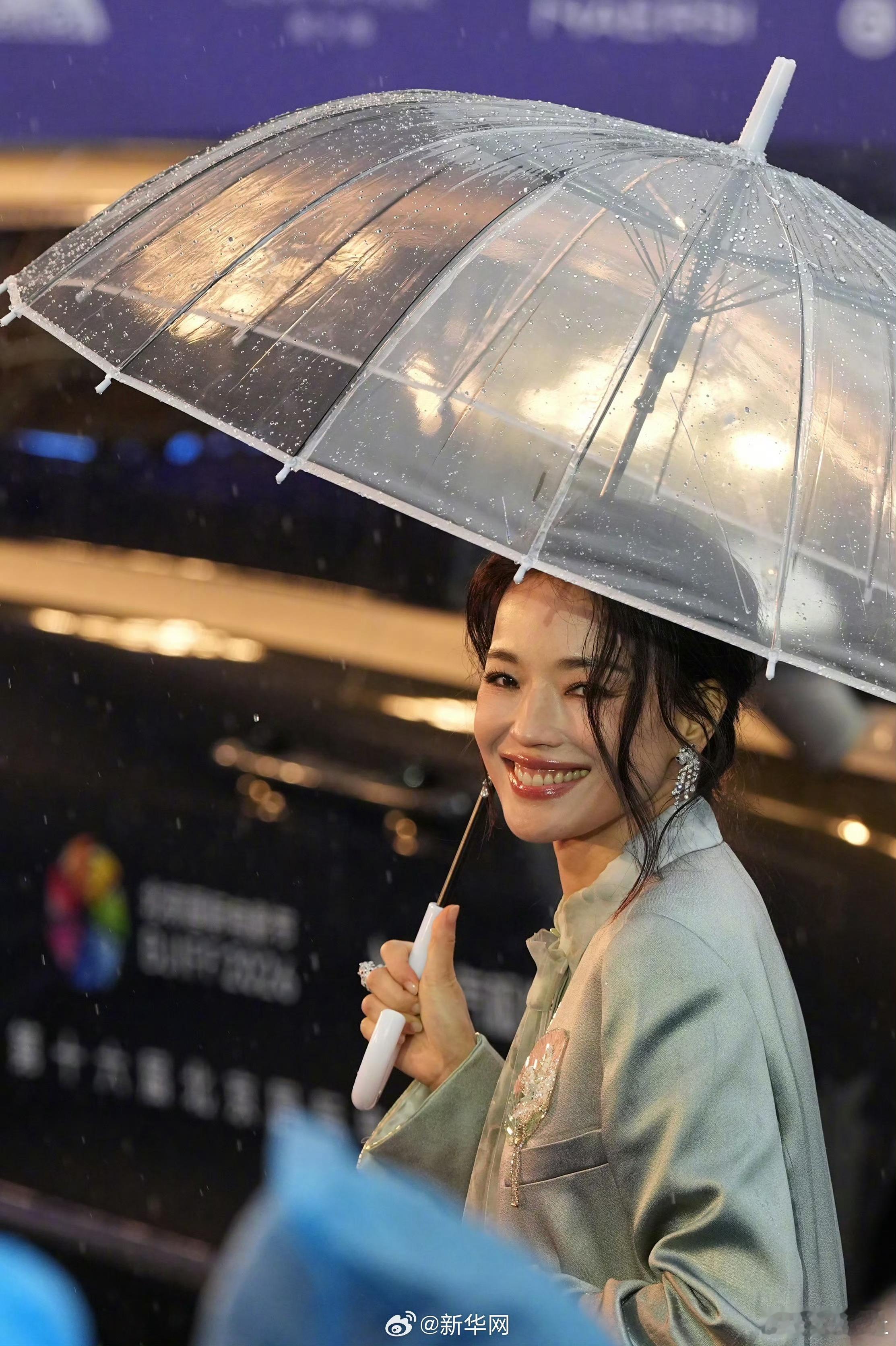 北影节红毯雨中撑伞神图持续产出中张若昀马思纯舒淇戚薇刘浩存刘雨昕贺峻