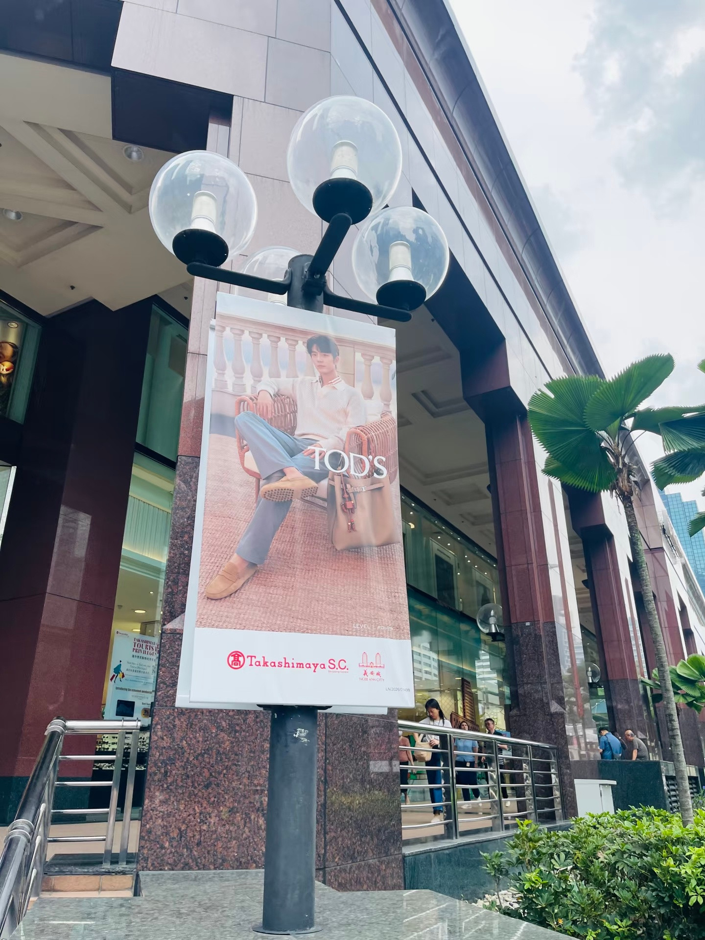 在新加坡街头，展示内娱唯一顶流的全球排面✨博主说，第一次看到这么大范围、这么高密