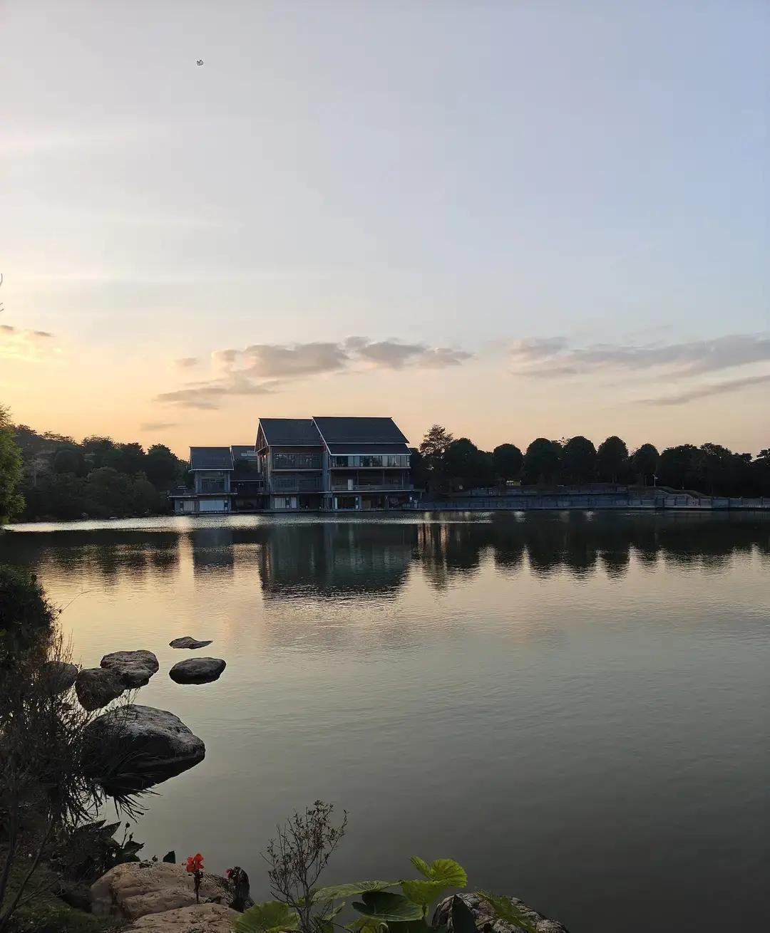 很多女人想不通，一个男人明明不爱你了，为什么还不放手其实这事儿跟爱不爱没半点关