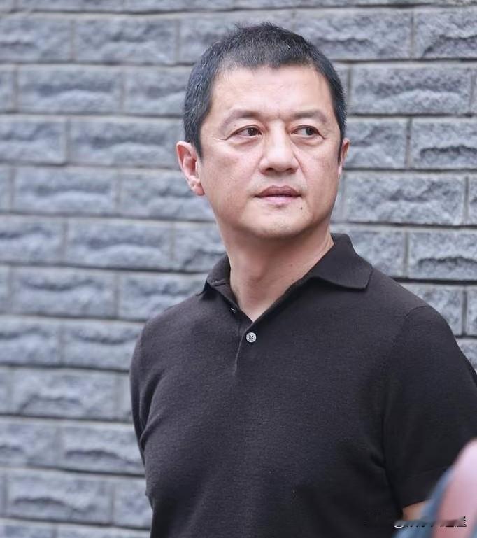 全网男人最羡慕的一定是54岁的李亚鹏了，不是羡慕他流量大、名气大，而是羡慕他
