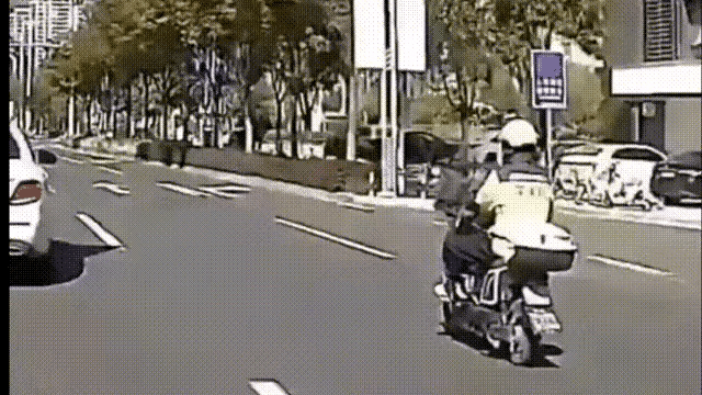 马路上，外卖小哥慢悠悠地骑着他的小电驴独占一条机动车道。后面的小车多次按喇叭无